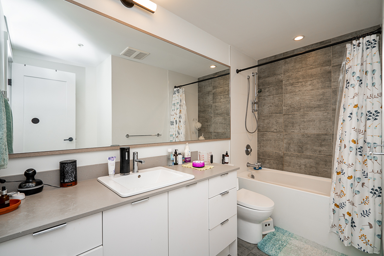 Unit 301 2493 Montrose Avenue Abbotsford-28 Contemporary bathroom with clean finishes
