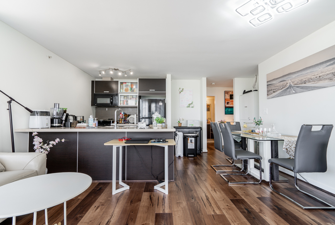 Living room overlooking panoramic mountain and skyline views