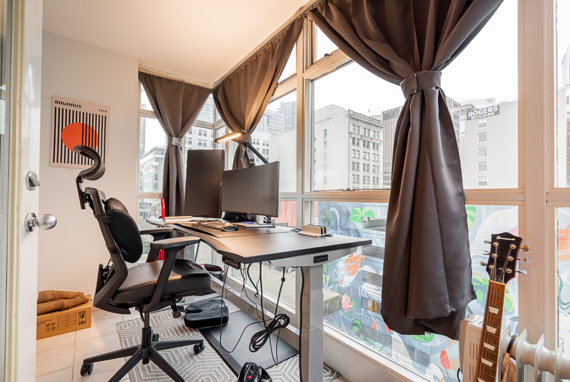 Flex space with windows at 504–438 Seymour Street condo