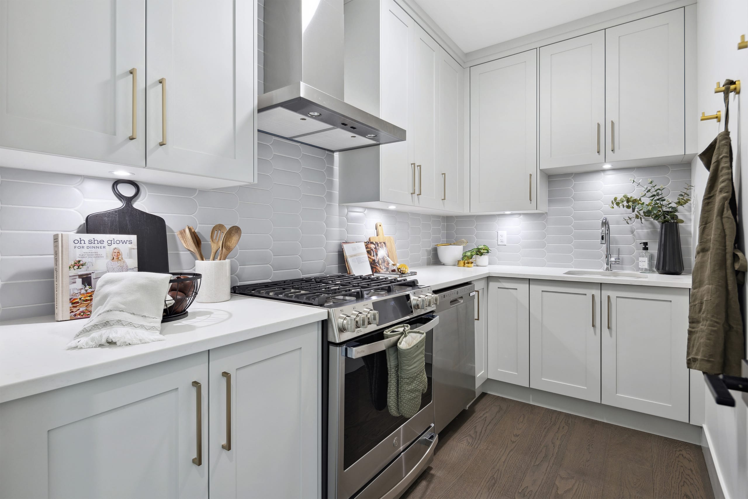 Timber’s Edge modern white kitchen with oversized windows
